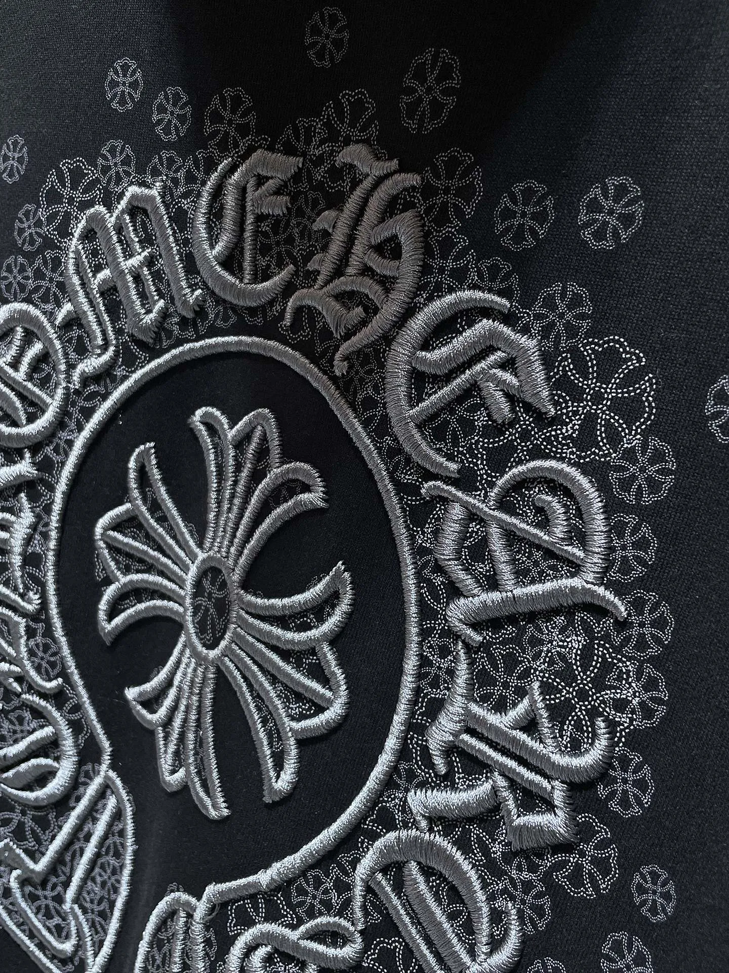 P260 Chrome Hearts Autumn and Winter 2025 Counter Synchronization Chrome Horseshoe Sanskrit Cross Embroidery Hooded Sweatshirt Vacuum Embroidery Method! Heavy embroidery! ! ! Tens of thousands of needles! ! Improved customized version of 1:1 high-gram weight high-quality fabric Recommended color: Specially customized mud lime Black Size: S, M, L, XL